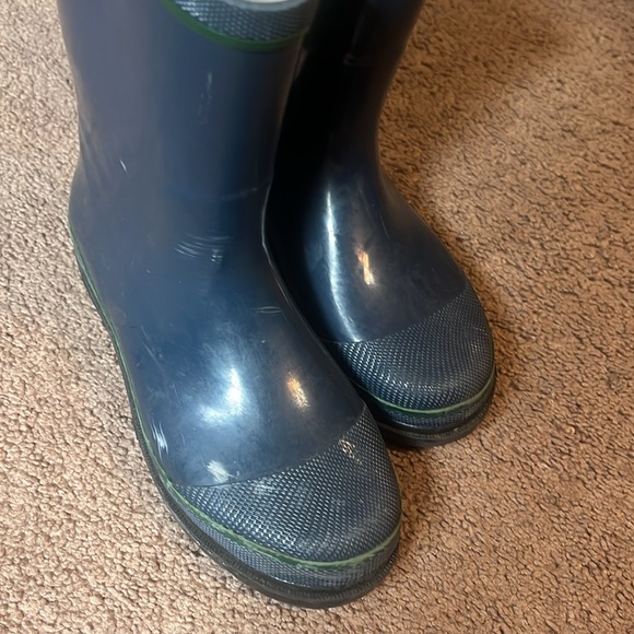 boots for wet weather, walking through puddles. there are scuffs. see photo - Picture 7 of 8